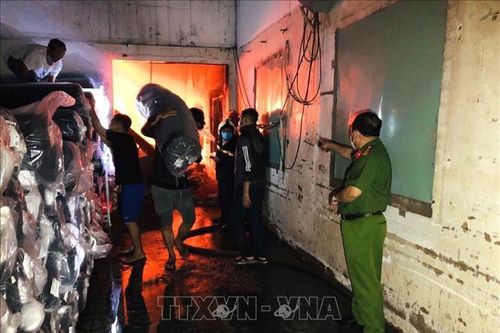Điều tra nguyên nhân vụ cháy kho chứa vải ở Đồng Nai