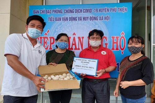 Phú Thiện ủng hộ 41 triệu đồng và nhu yếu phẩm cho công tác phòng-chống dịch