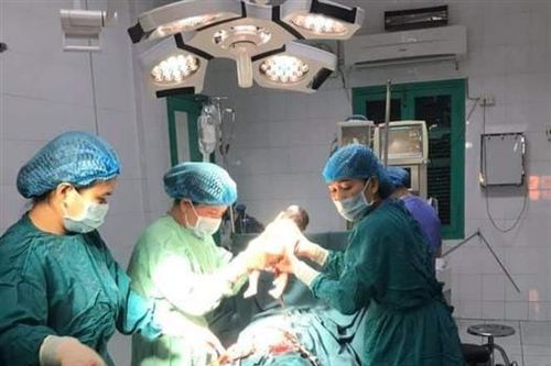 Mổ đẻ cấp cứu thành công sản phụ mới 11 tuổi