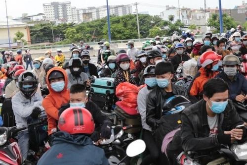 Người tự ý đi xe máy về quê bị xử phạt được miễn, giảm tiền phạt khi nào?
