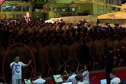 Áo in hình ông Kim Jong Un lần đầu xuất hiện tại sự kiện ở Triều Tiên