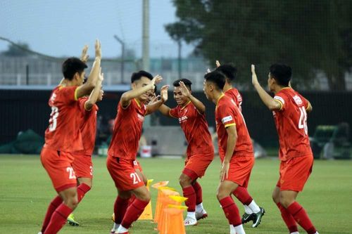 HLV Park Hang Seo căng mắt 'soi giò' U23 Việt Nam