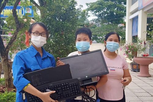 Bộ Giáo dục và Đào tạo tiếp nhận tài trợ đợt 1 chương trình 'Máy tính cho em'
