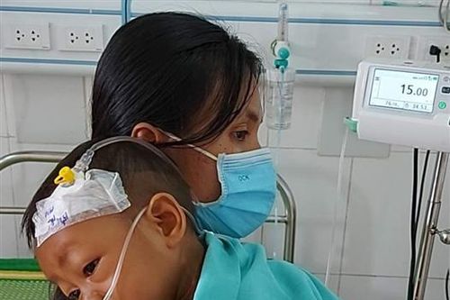 Bệnh nhân nhi cần được giúp đỡ