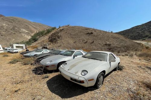 Hình ảnh bộ sưu tập Porsche 928 bị phủ bụi, phơi nắng không thương tiếc