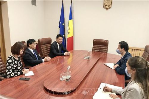Đại sứ Nguyễn Hồng Thạch làm việc với các đại diện chính quyền Moldova