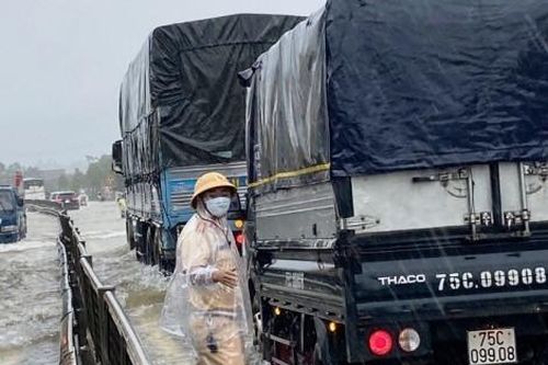 Kinh tế Xây dựng - Giao thông CSGT hướng dẫn người và phương tiện tham gia giao thông qua đoạn ngập lụt trên QL 1A