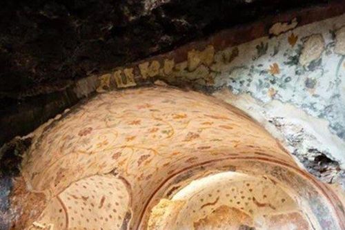 Choáng váng 400 căn phòng chứa đầy châu báu và hài cốt giữa hẻm núi