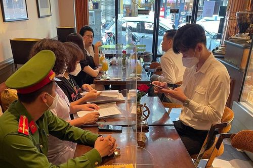 Quận Hoàn Kiếm kiểm tra, xử phạt một số cơ sở kinh doanh chưa thực hiện nghiêm quy định quét mã QR code