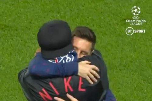 Khoảnh khắc xúc động Messi tái ngộ Ronaldinho