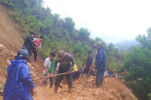 Quảng Nam: 5.000 nhà dân bị ngập, trắng đêm mở đường khắc phục sạt lở