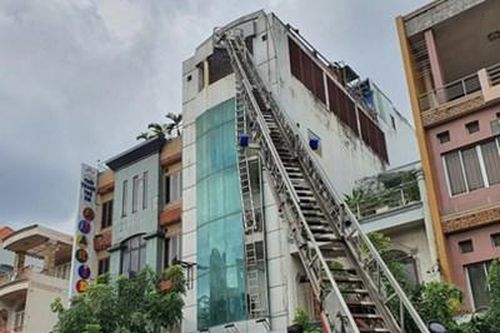 'Giải cứu' nhiều người trong căn nhà bị cháy tại TP Hồ Chí Minh