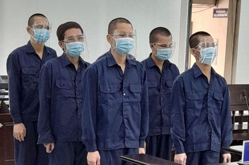 Hỗn chiến vì bênh em trai, hai anh em dắt nhau vào tù