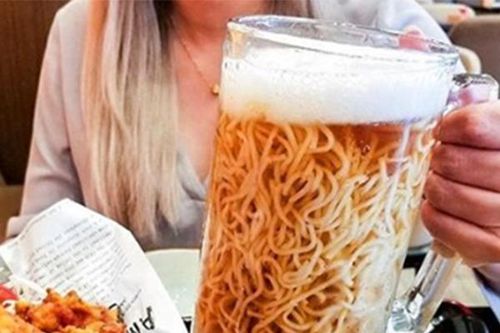 Món mì hút khách vì trông như cốc bia