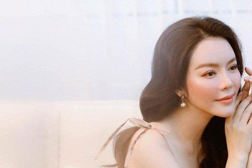 Phản ứng bất ngờ của Lý Nhã Kỳ khi được một người ẩn danh tặng hoa