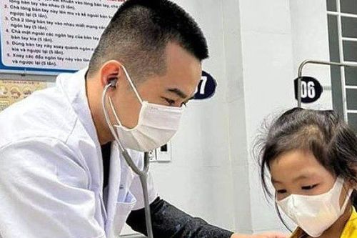 Bị sốc phản vệ khi ăn mì tôm, bé gái 8 tuổi nhập viện cấp cứu