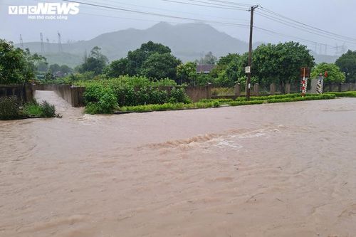 Sau mưa lớn kéo dài, quốc lộ 1A qua Hà Tĩnh ngập sâu