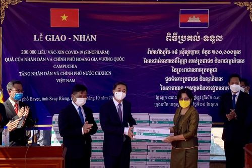 Chính phủ Campuchia tặng Việt Nam 200.000 liều vaccine phòng COVID-19