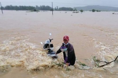 Thừa Thiên Huế: Hai thanh niên dũng cảm lao mình xuống dòng nước lũ cứu người
