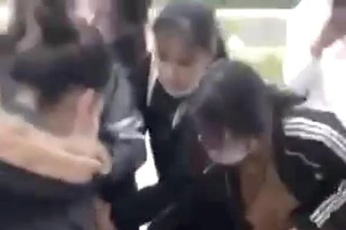Nữ sinh bị đánh hội đồng, đám đông đứng cười đùa, quay video