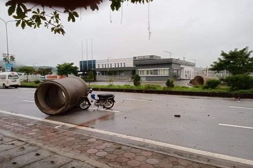 Xe máy đâm vào cống hộp, 2 người tử vong