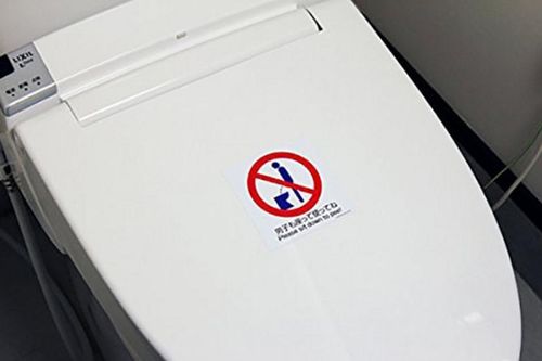 Nhật Bản: Đàn ông chuyển sang tiểu tiện ngồi