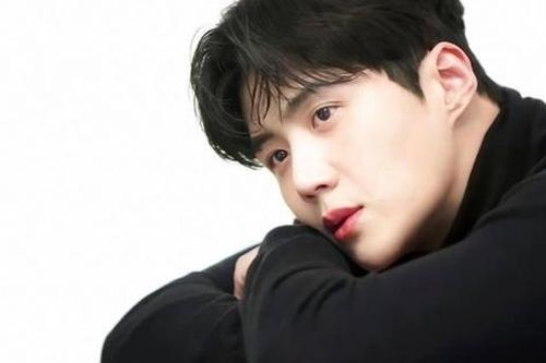 Hậu được 'tẩy trắng', Kim Seon Ho xác nhận đóng phim điện ảnh