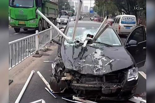 Thanh thép đâm xuyên ôtô sau khi tài xế ngủ gật lao vào giải phân cách