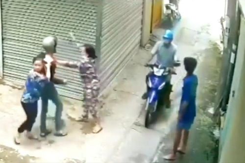 Hai người phụ nữ 'tóm sống' tên trộm đang bẻ khóa xe máy