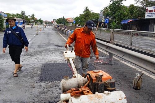 Kinh tế Xây dựng - Giao thông Khắc phục hư hỏng mặt đường Quốc lộ 1A sau mưa
