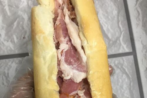 Dân mạng 'hú hồn' trước món bánh mì thịt sống của 1 quán ở Hà Nội, tranh cãi dữ dội xem có ăn được không?
