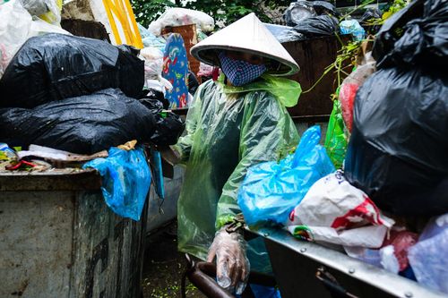 Rác thải ùn ứ nhiều nơi ở Hà Nội