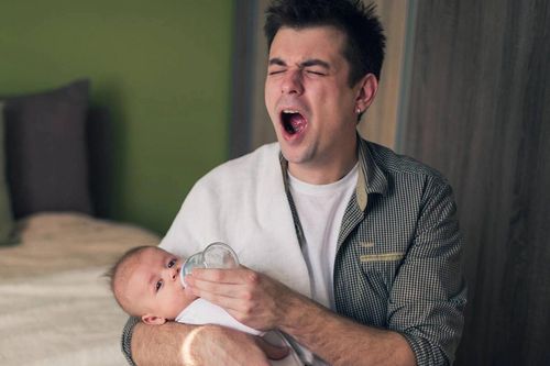 Bị chỉ trích vì mỉa mai đàn ông nghỉ phép chăm con