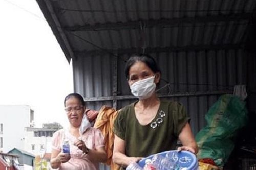 Người phụ nữ với những vật dụng hữu ích từ phế liệu