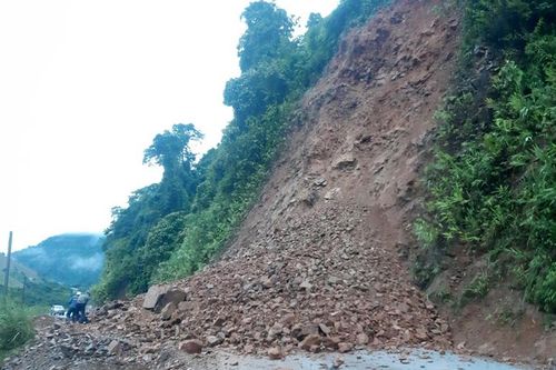 Mưa lớn gây sạt lở nhiều tuyến giao thông, thủy điện Lai Châu phải xả lũ