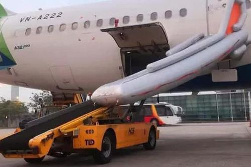 Hai máy bay va nhau tại sân bay Nội Bài