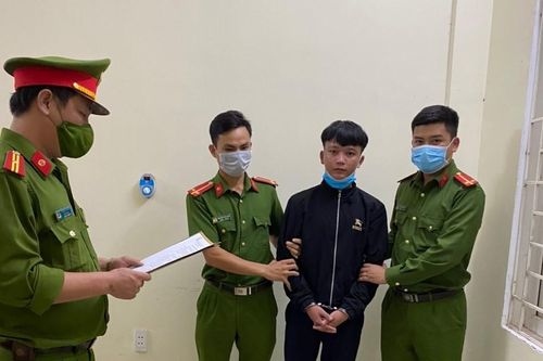 Bắt tạm giam 2 kẻ hành hung nam sinh trước cổng trường học ở Quảng Bình