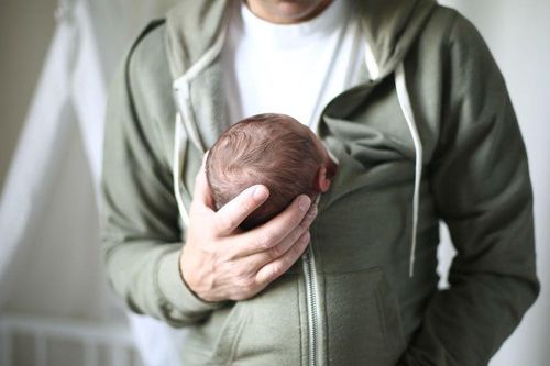 Vì sao nền kinh tế được lợi khi đàn ông nghỉ phép chăm con nhỏ?