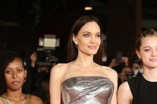 Angelina Jolie bị chỉ trích khi đưa các con đi quảng bá phim mới