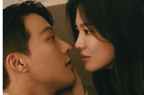Song Hye Kyo đắm đuối nhìn tình trẻ, lộ vòng một gợi cảm khi tình tứ cùng bạn diễn