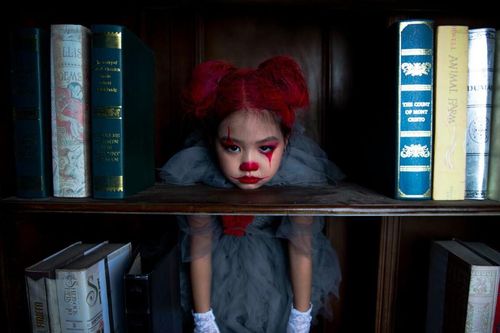 Mẫu nhí 6 tuổi cosplay chú hề ma quái với thần thái mới đầy thú vị