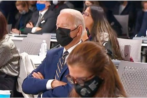 Khoảnh khắc Tổng thống Joe Biden ngủ gật khi dự hội nghị