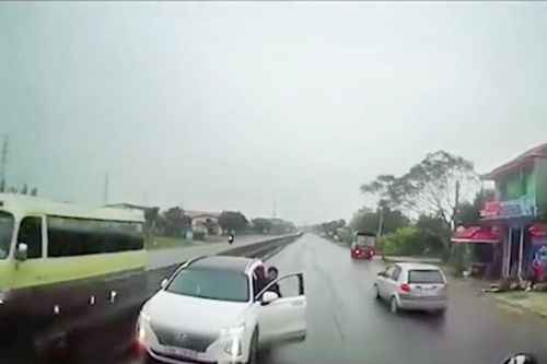 Ô tô đi ngược chiều trước dòng xe container còn lớn giọng: 'Bố say xin mày sang đường rồi, mày xuống đây'