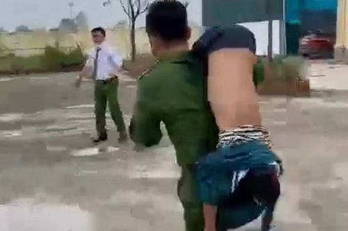 Nghẹt thở khoảnh khắc Thượng úy Công an xã cứu sống bé gái bị đuối nước