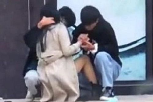 2 nam 1 nữ ôm hôn tình cảm trên phố, mối quan hệ tay 3 khiến dư luận dậy sóng