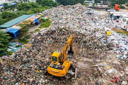 Bãi rác lớn nhất Hà Nội tạm dừng hoạt động vì hồ chứa quá tải