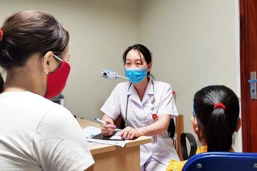 Con gái 7 tuổi dậy thì sớm vì phụ huynh bật đèn khi ngủ nhiều năm
