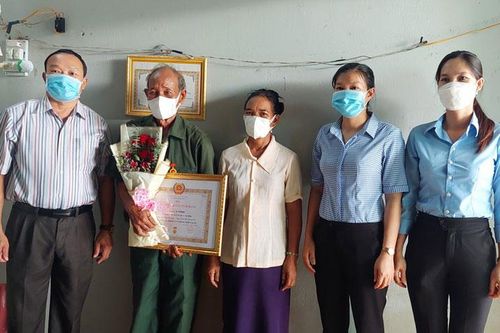 Đạ Tẻh: Trao Huy hiệu Đảng cho 11 đảng viên