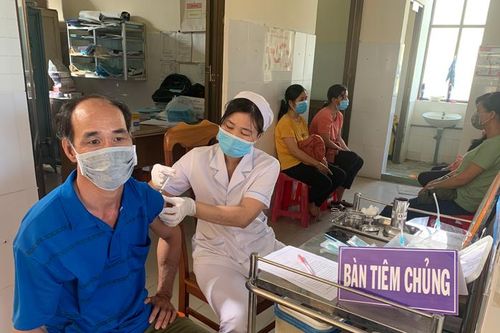 Đạ Tẻh: Tiêm 10.000 liều vắc xin cho người dân