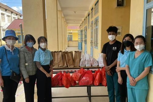 Lạc Dương: Thăm, tặng quà cho các cháu mầm non tại khu cách ly tập trung
